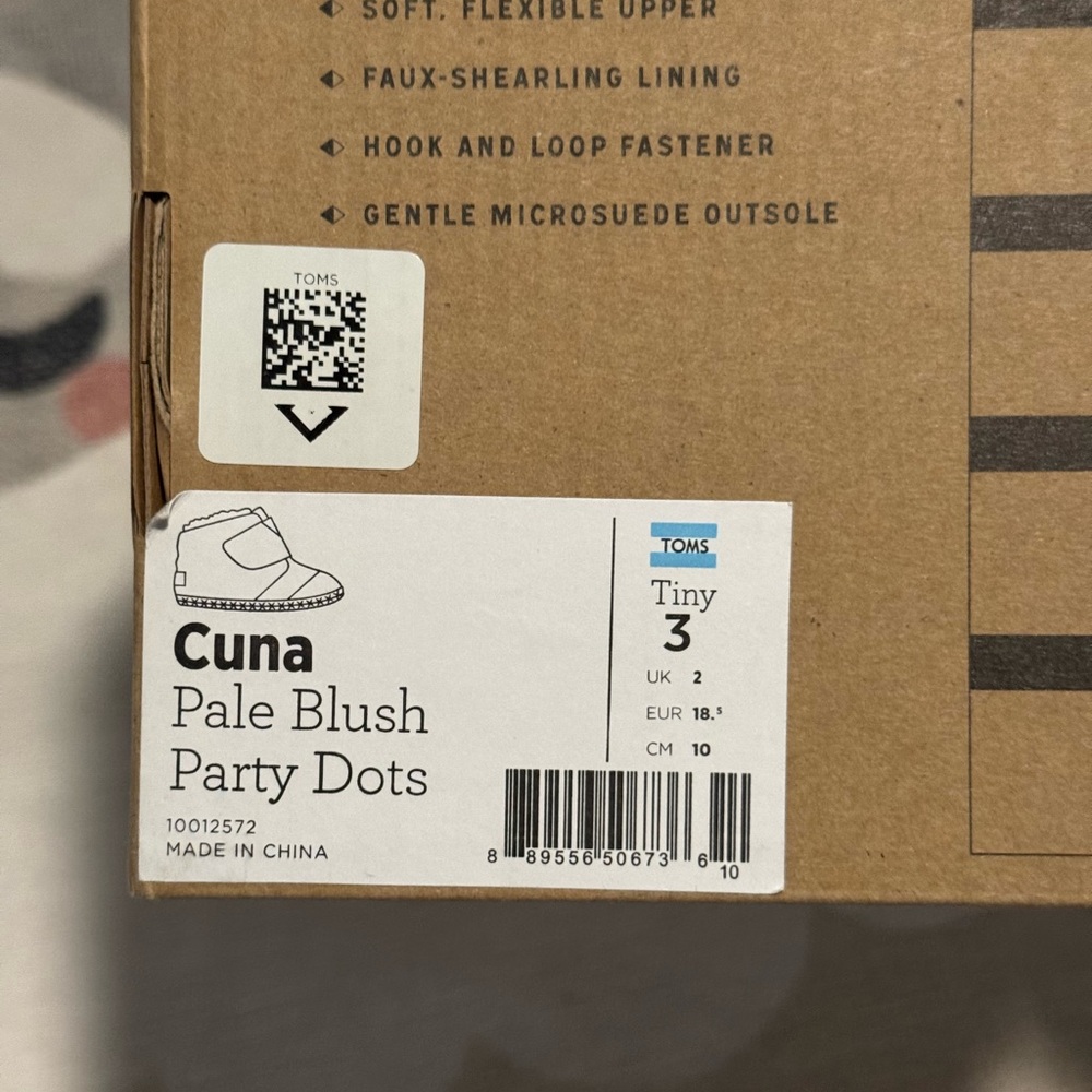 TOMS Cuna Baby Shoes in Pale Blush with Gold Dots - Picture 2 of 5